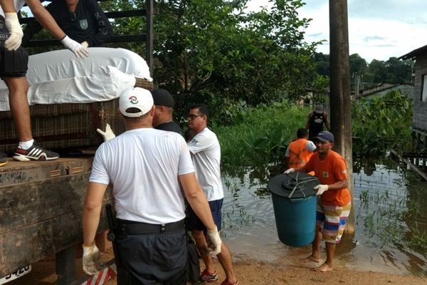Prefeitura de Laranjal do Jari vem prestando diversos serviços durante as cheia do rio Jari.